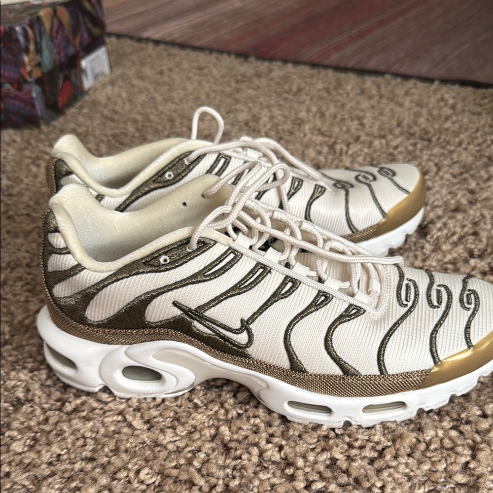 Nike tn air Cream and Gold Sneakers with Dynamic Design